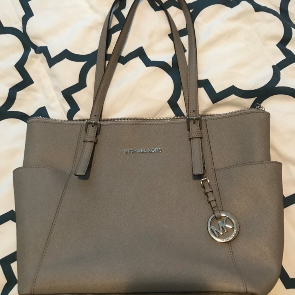 Medium Zip Top Authentic Michael Kors.